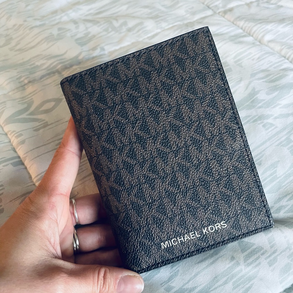 ✨ Brand New ✨ Michael Kors Passport Wallet